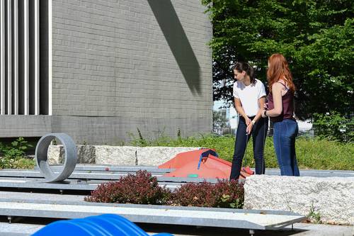 Ansicht der Minigolfanlage im Bildungshaus St. Bernhard mit spielenden Personen