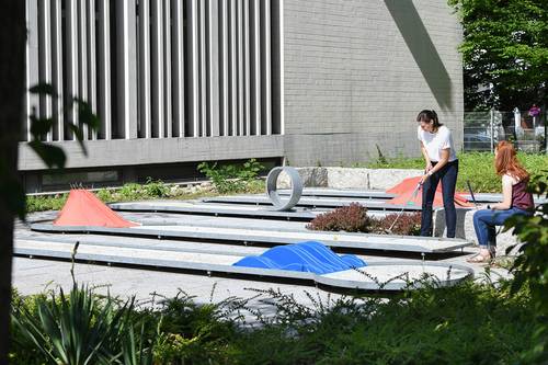 Ansicht von Minigolfspielerinnen im Bildungshaus St. Bernhard