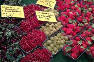 Verschiedenes Obst in Schalen auf einem Wochemarkt