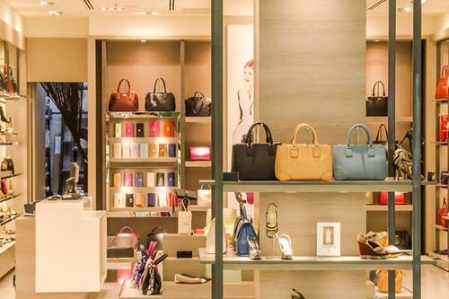 Ladenansicht mit Taschen und Schuhen