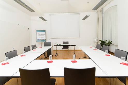 Bild vom Tagungsraum Sexta mit Blick zur Leinwand im Bildungshaus St. Bernhard