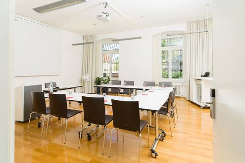 Ansicht vom Tagungsraum Sexta mit Tischen in U-Form im Bildungshaus St. Bernhard
