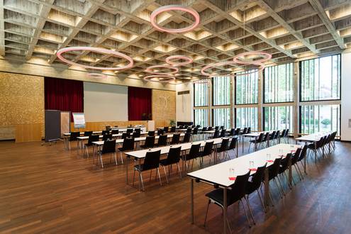 Bild von der Aula im Bildungshaus St. Bernhard