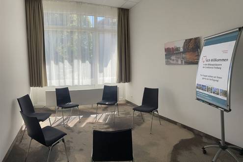 Ansicht kleiner Tagungsraum mit Stuhlkreis im Bildungshaus St. Bernhard