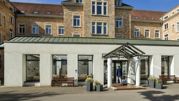 Ansicht Eingangsbereich mit Gast im Bildungshaus St. Bernhard