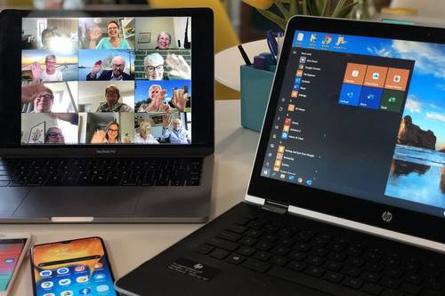 Laptop und Tablett bei einem Online-Meeting